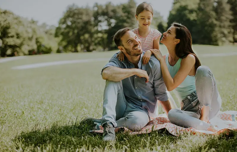 Familia disfrutando un día en un parque